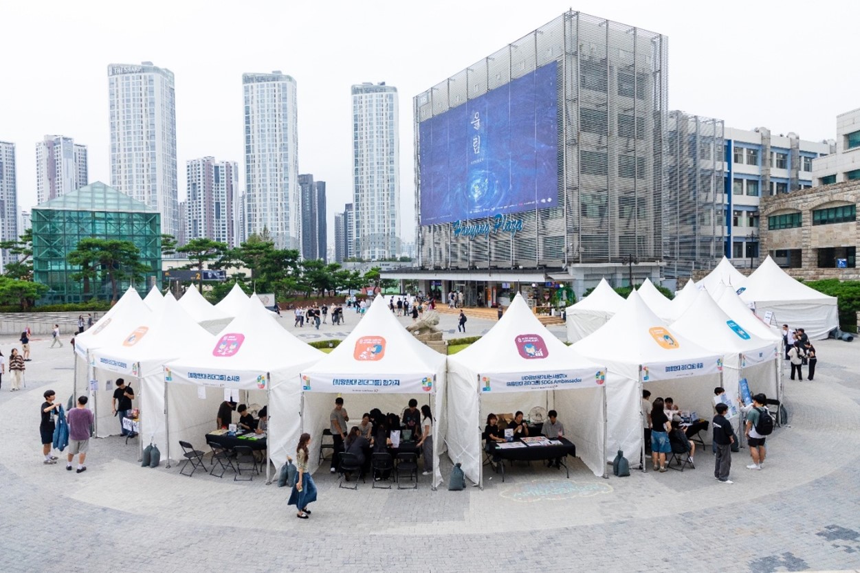 Interactive Social Innovation Booths Led By Students At The Seventeen Hearts Festival